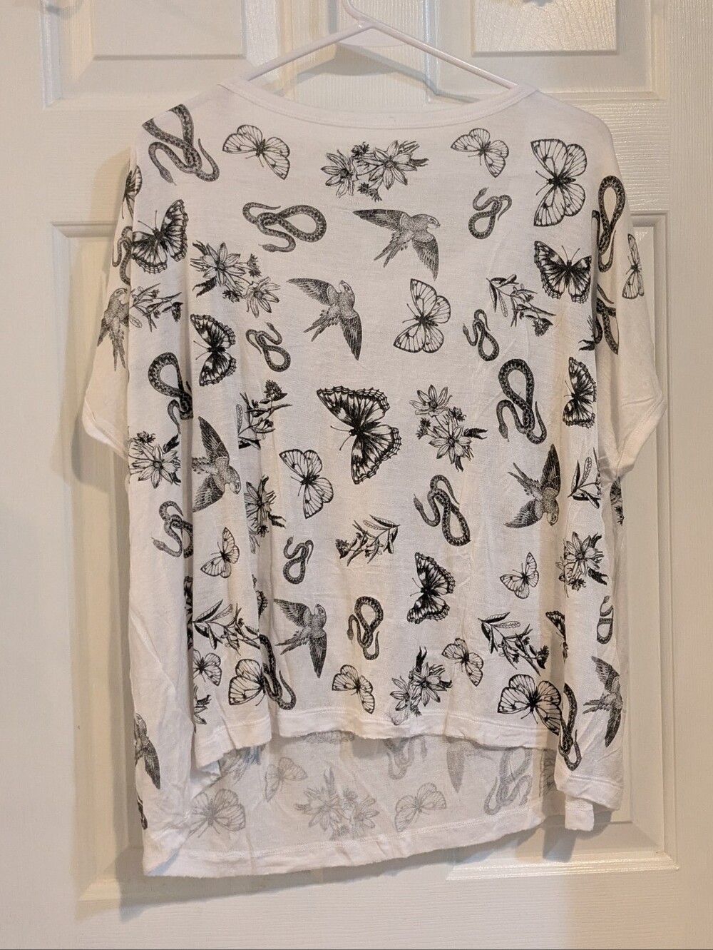 tokyo Darling White Short Sleeve Tee with Black Nature Motifs - Picture 2 of 3